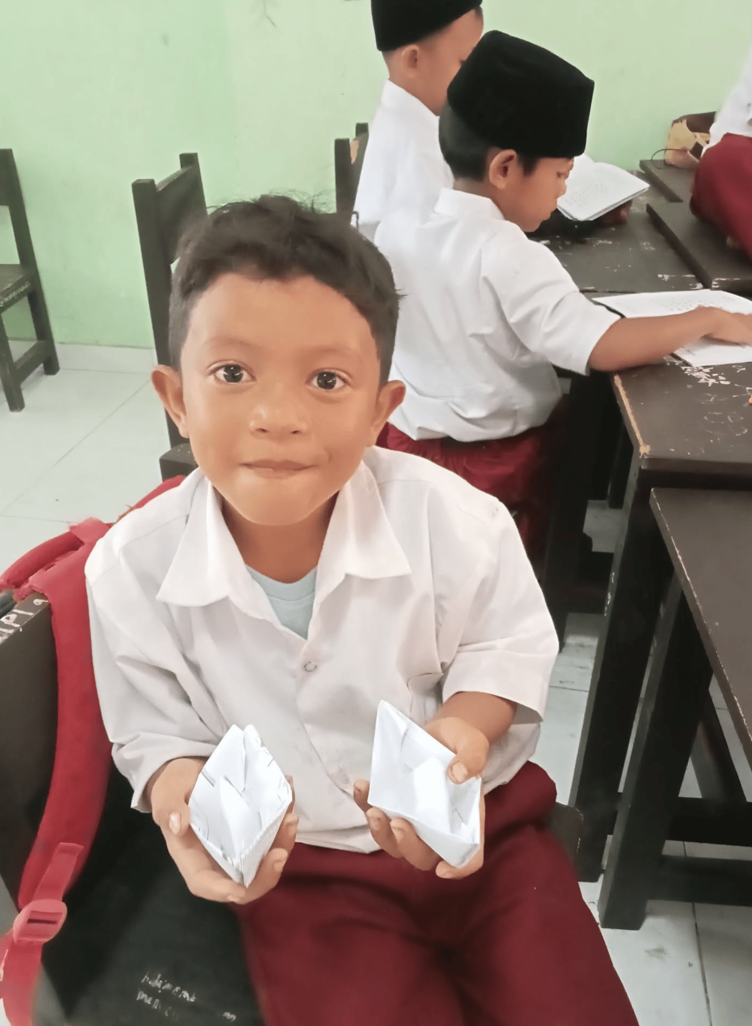 Guru membimbing peserta didik dalam suasana belajar yang hangat