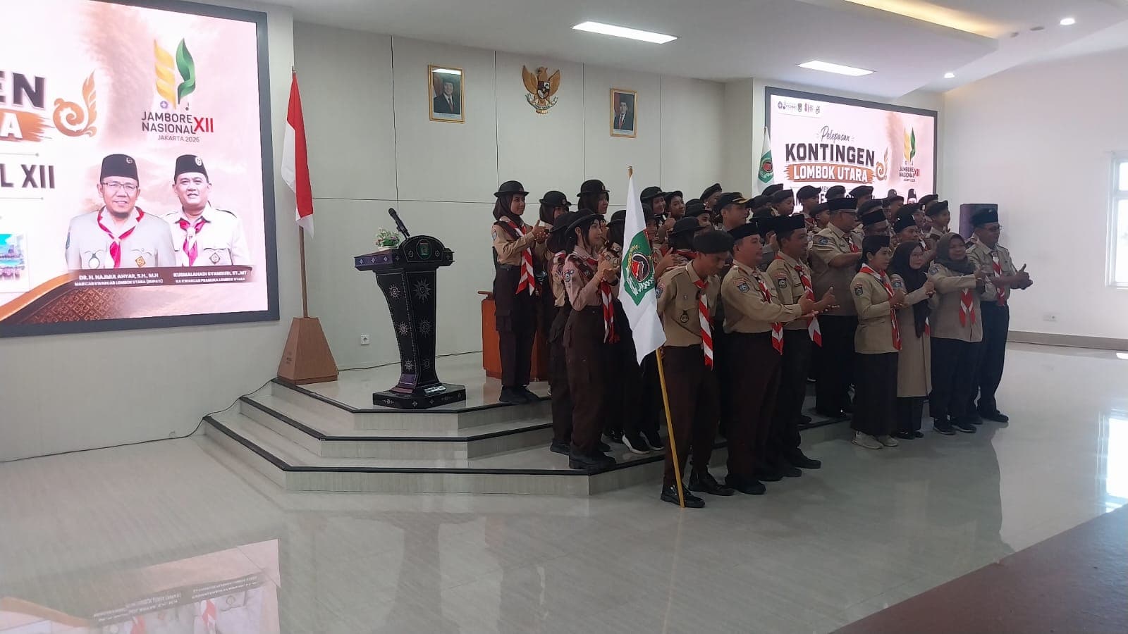Suasana pelepasan peserta Pramuka MTs menuju jambore