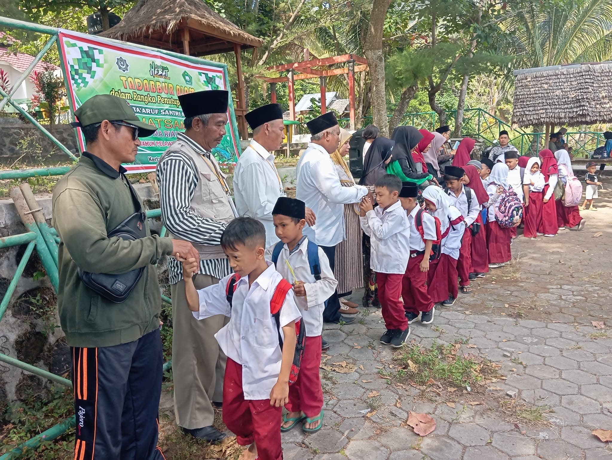 Kunjungan Sosial ke Masyarakat Sekitar
