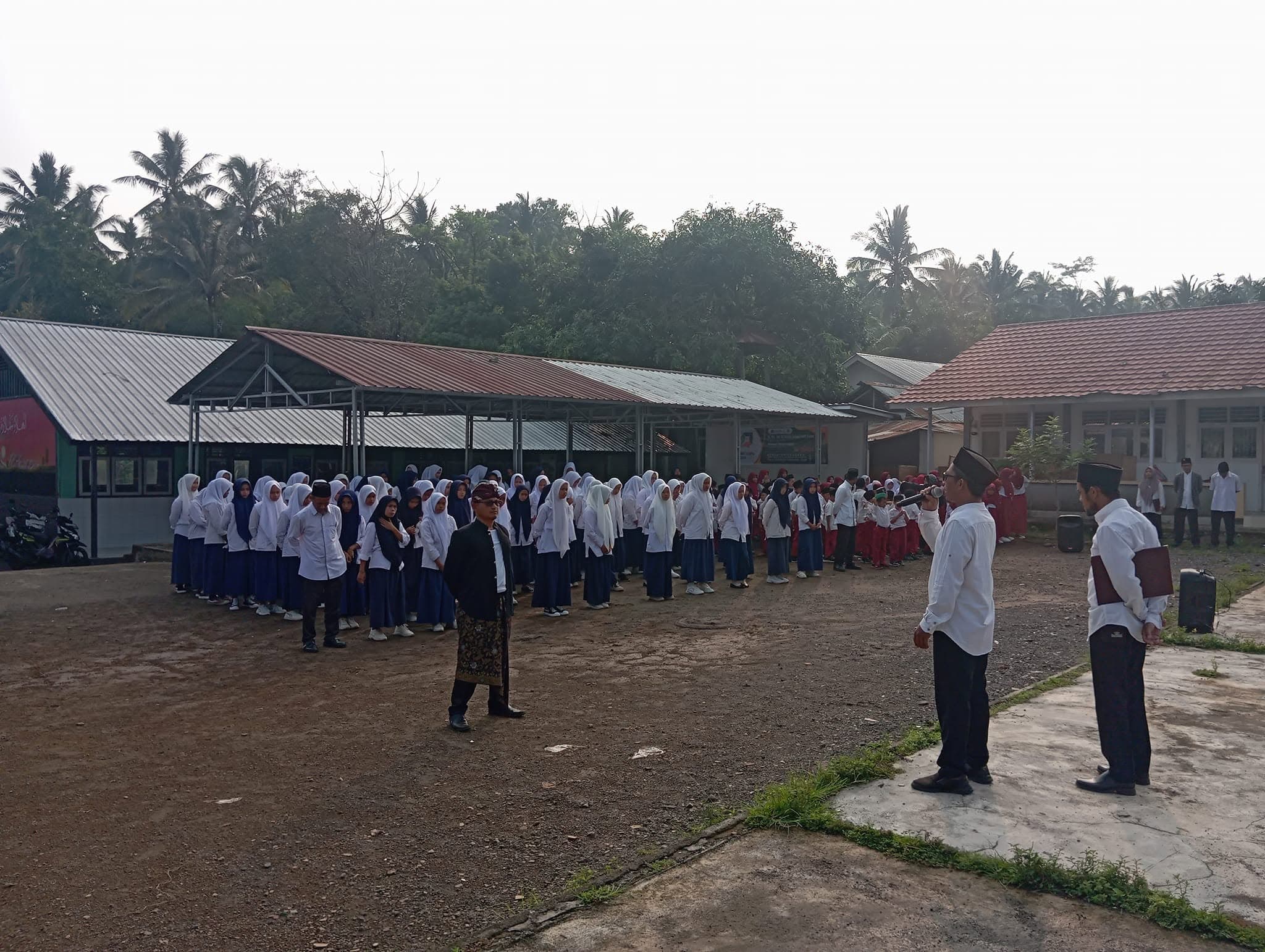 Upacara Bendera Setiap Hari Senin